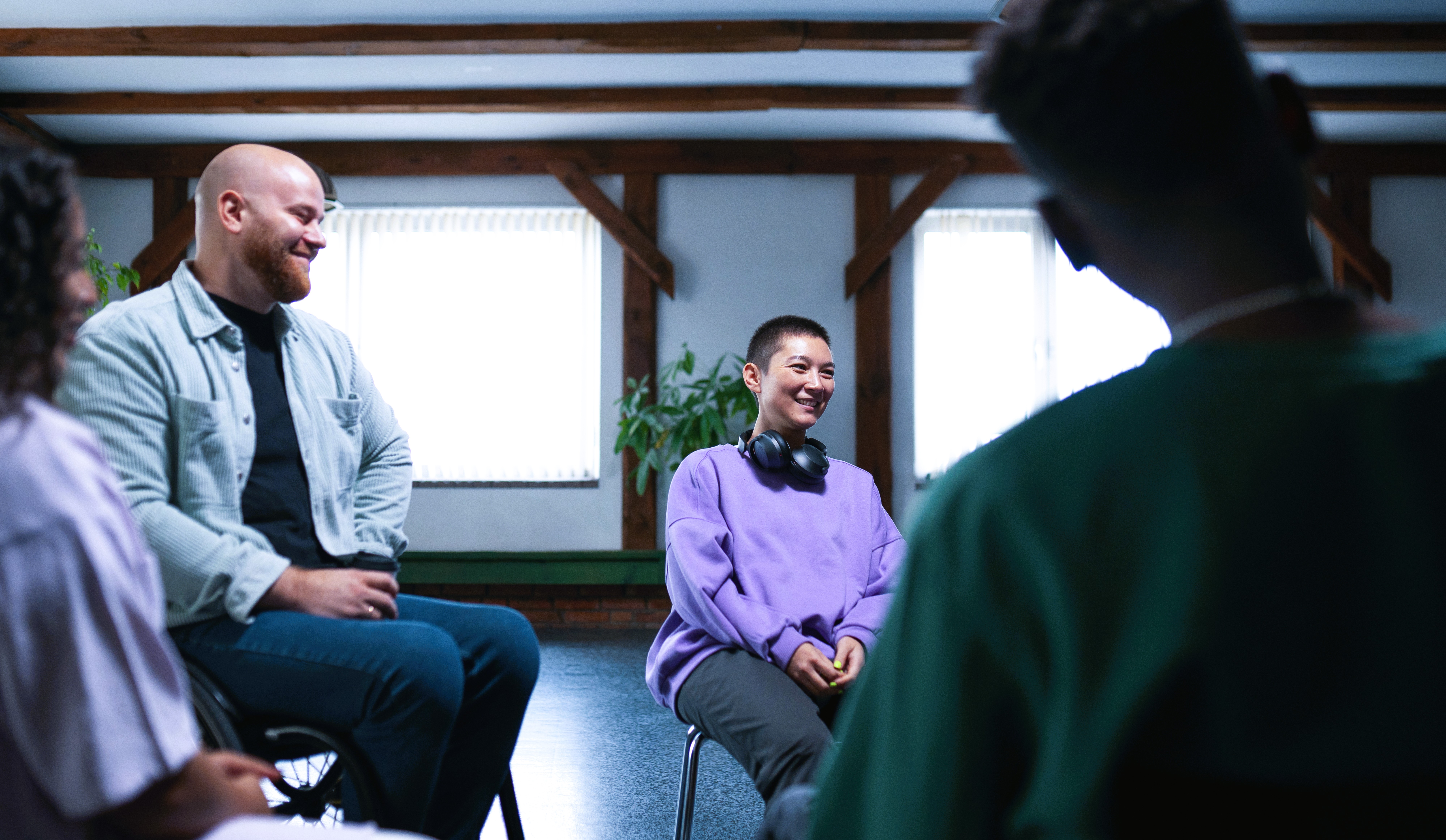 People sitting together having a conversation. Image credit: freepik